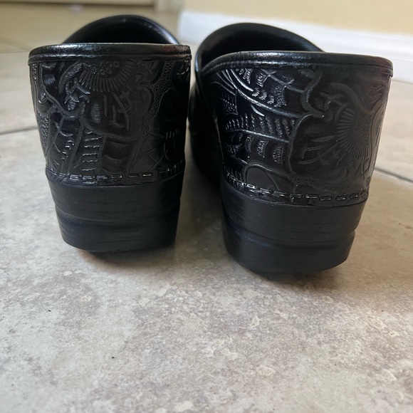 Dansko Clogs Black tooled embossed leather. Size 39 - Picture 6 of 10